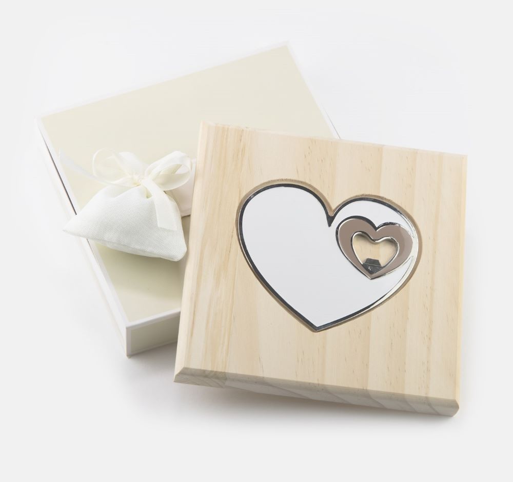 Dessous de plat en bois pour faveur de mariage avec décapsuleur émaillé Margot